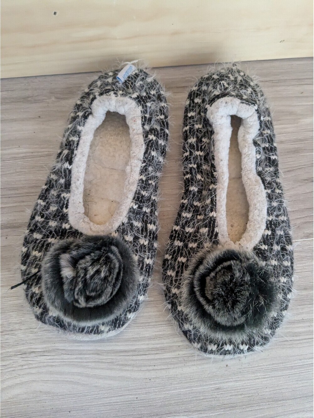Snoozies! Houndstooth Slippers Flower Pom Pom Black/White 7